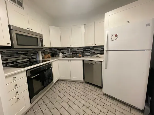 Toronto C01, ON M5J 2N3,260 Queens Quay W #604