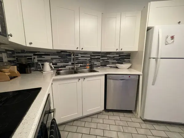 Toronto C01, ON M5J 2N3,260 Queens Quay W #604