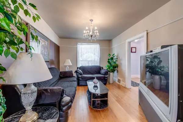 Toronto W07, ON M8Y 2S8,593 Royal York RD