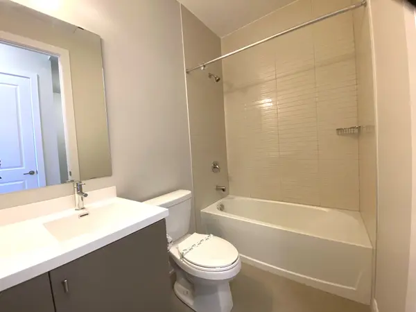 Oakville, ON L6H 7X9,3220 William Coltson AVE #110