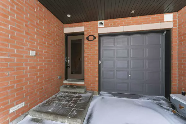 Orleans - Cumberland And Area, ON K4A 0Y2,509 Chaperal Private