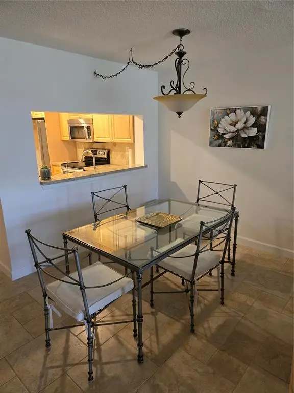 Davie, FL 33324,9531 Seagrape Dr #205