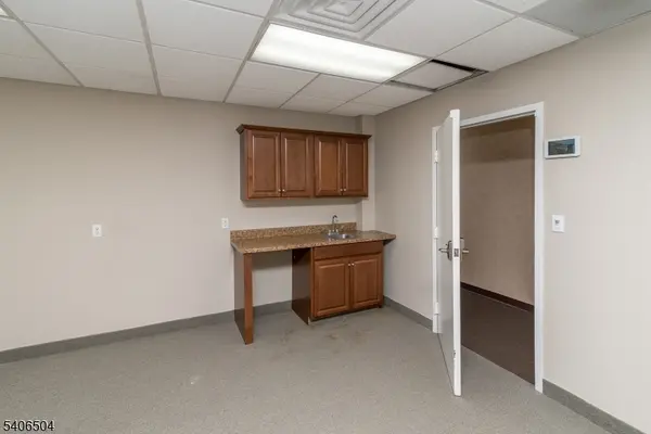 555 Goffle Rd, Ridgewood Village, NJ 07450