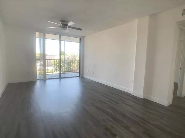 North Miami Beach, FL 33179,19455 NE 10 Ave #3-415