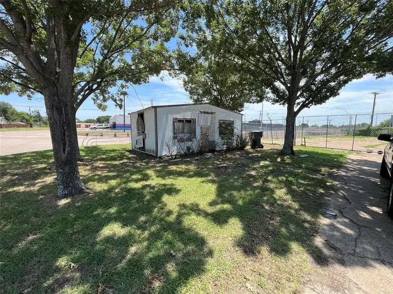 522 W Walnut Circle, Garland, TX 75040