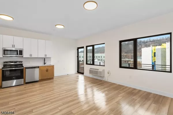 Paterson City, NJ 07503,87 Mary St #502