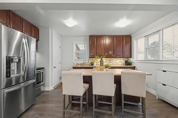 203 Gibbons ST, Oshawa, ON L1J 4Y1