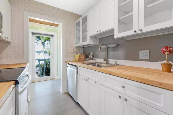 Lighthouse Point, FL 33064,2755 NE 28th Ave #C2