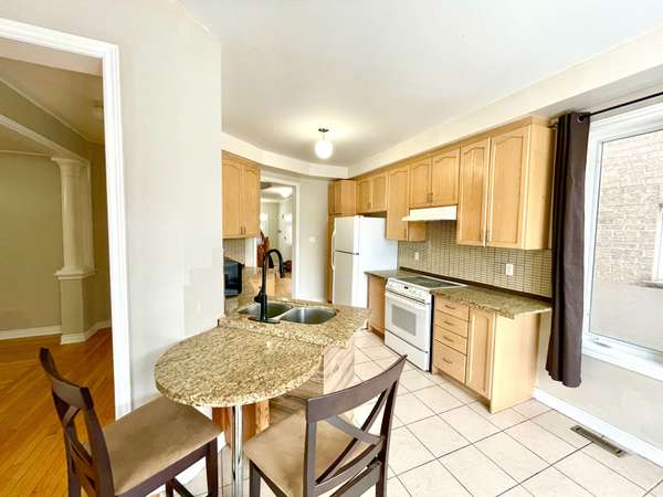 Brampton, ON L6R 0E5,10 Vanderbrink DR #A