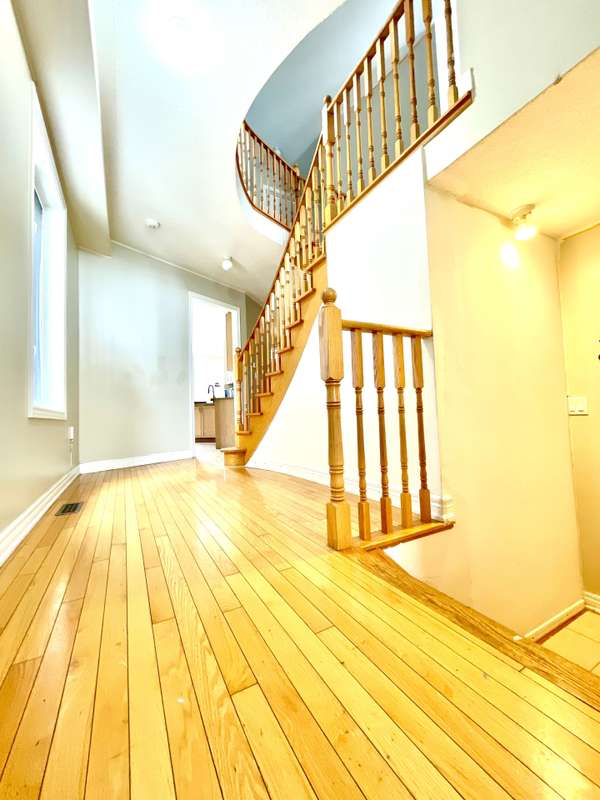 Brampton, ON L6R 0E5,10 Vanderbrink DR #A