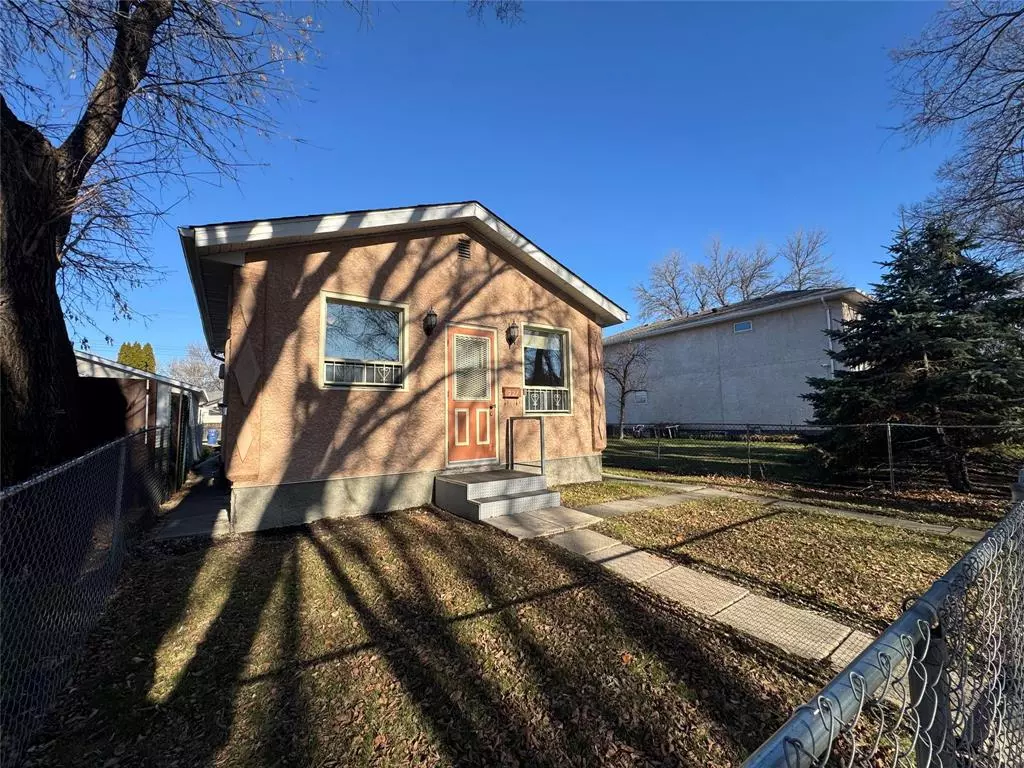 Winnipeg, MB R2C 2K6,221 Thom AVE