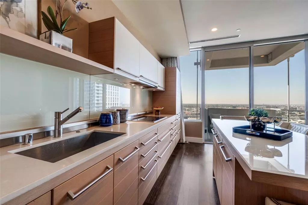 Dallas, TX 75219,2408 Victory Park Lane #1031