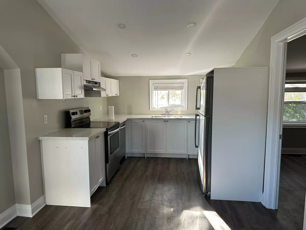 Oshawa, ON L1J 4J2,460 Park RD S #Upper