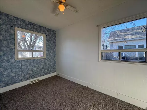 Winnipeg, MB R2C 2K6,221 Thom AVE