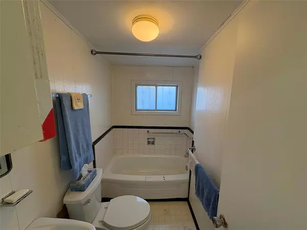 Winnipeg, MB R2C 2K6,221 Thom AVE