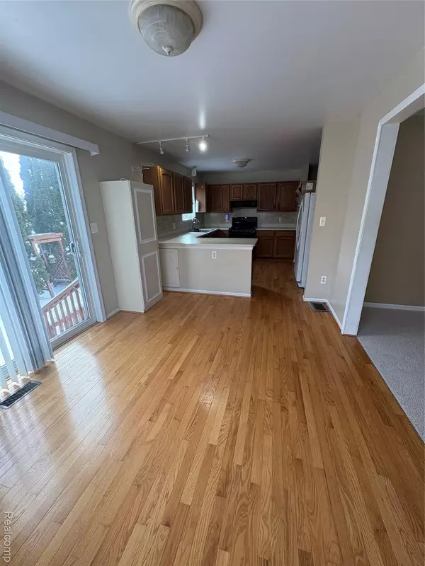 South Lyon, MI 48178,860 Eagle Heights DR E