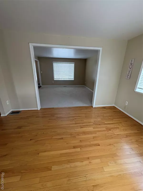 South Lyon, MI 48178,860 Eagle Heights DR E