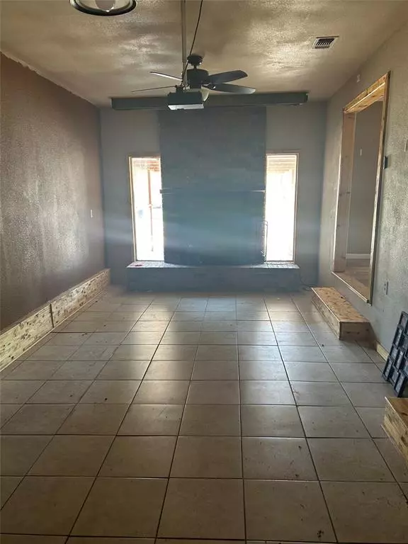 Archer City, TX 76351,505 S Sycamore Street