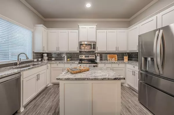 1201 Summerset Lane, Burleson, TX 76028