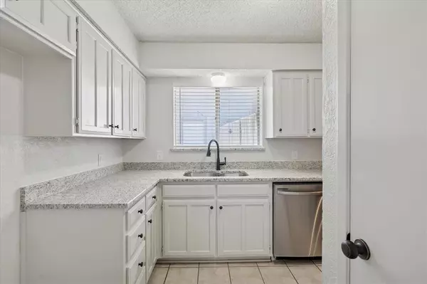 2106 Valleywood Drive, Arlington, TX 76013