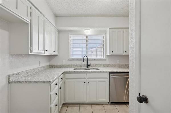 2106 Valleywood Drive, Arlington, TX 76013