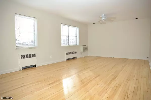 Roselle Park Boro, NJ 07204,33-B W Roselle Ave #B