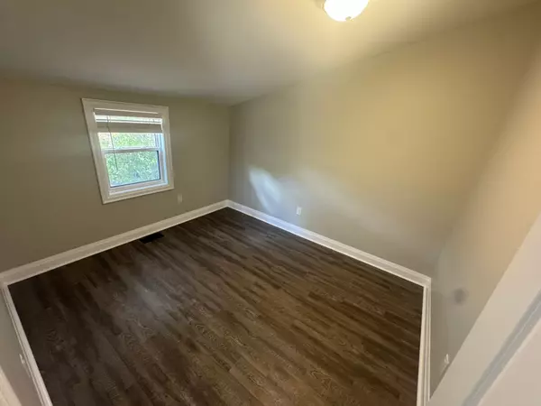 Oshawa, ON L1J 4J2,460 Park RD S #Upper