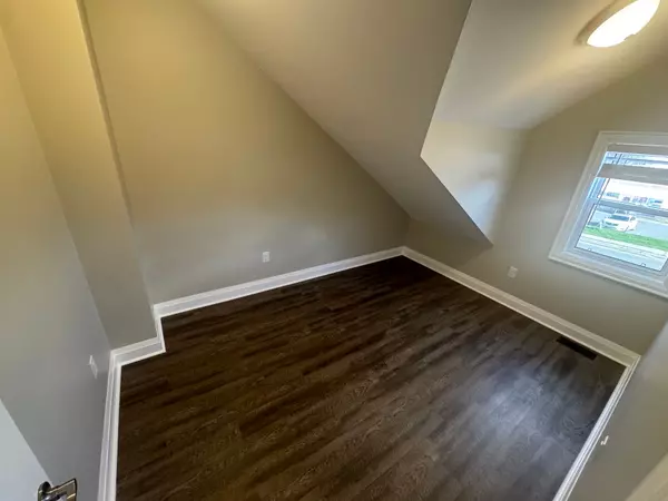 Oshawa, ON L1J 4J2,460 Park RD S #Upper