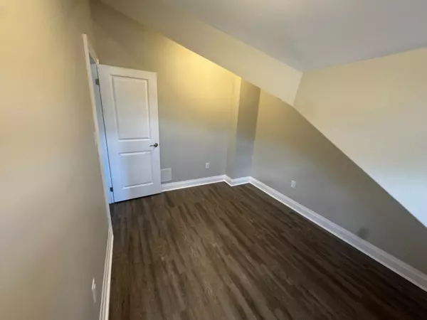 Oshawa, ON L1J 4J2,460 Park RD S #Upper