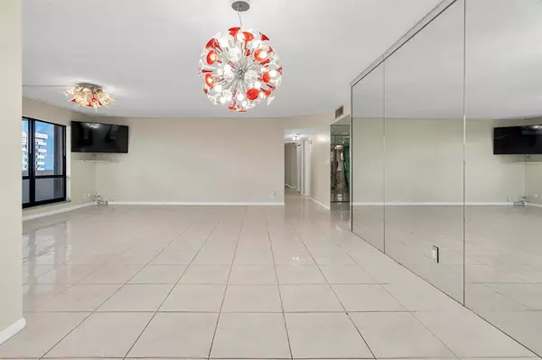 Lauderdale By The Sea, FL 33308,5000 N Ocean Blvd #1102