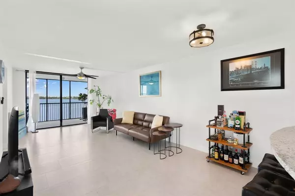 Oakland Park, FL 33309,111 Lake Emerald Dr #401