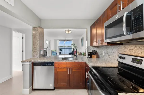 Oakland Park, FL 33309,111 Lake Emerald Dr #401