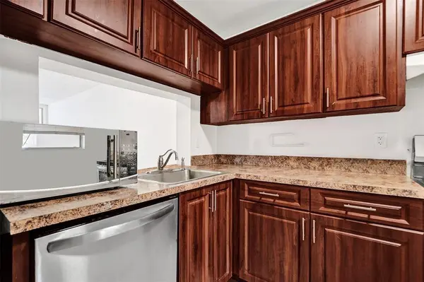 Davie, FL 33324,9440 Poinciana Pl #101