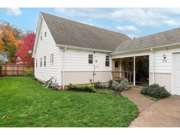 Silverton, OR 97381,704 CLIFF CT