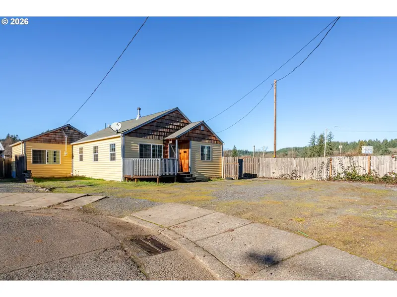 1360 2ND AVE, Sweet Home, OR 97386