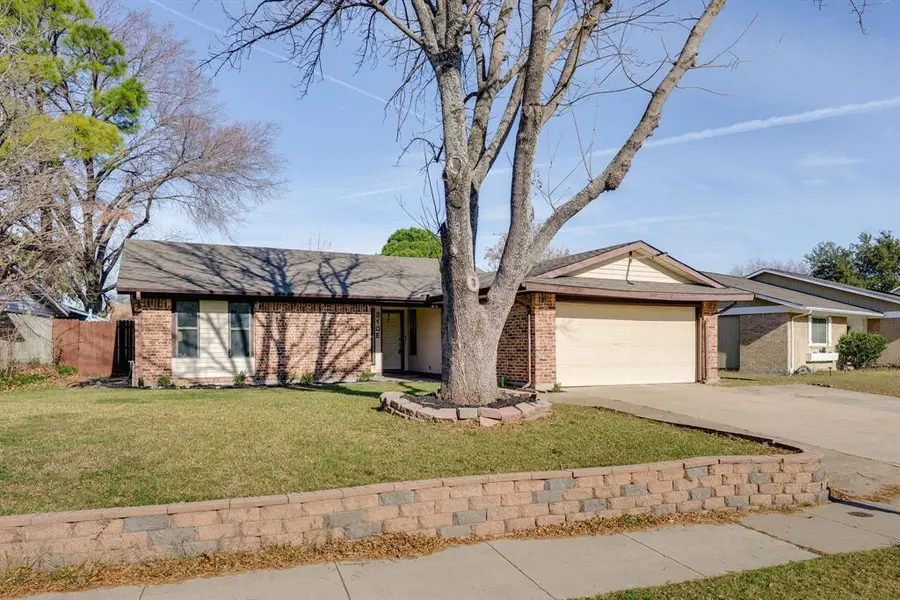 310 E Springdale Lane, Grand Prairie, TX 75052