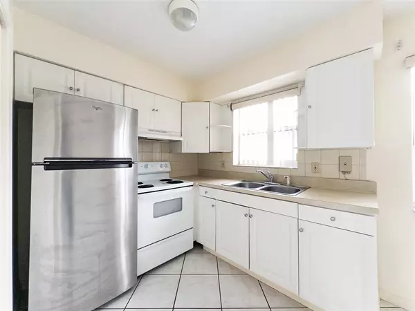 5870 NW 16th Pl, Sunrise, FL 33313