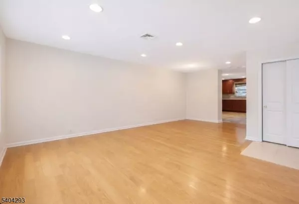 Tenafly Boro, NJ 07670,135 Grove St