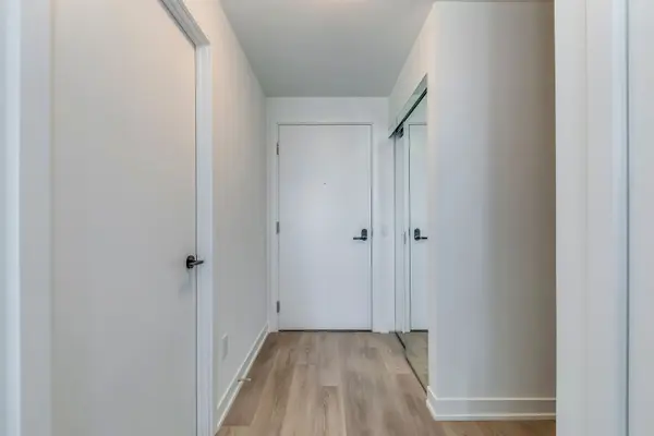 Mississauga, ON L5H 0A9,220 Missinnihe WAY #1015