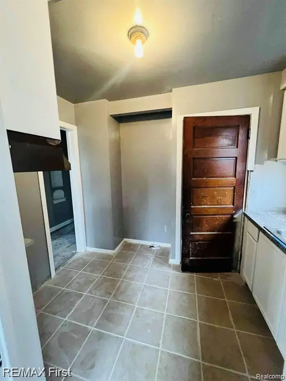 Detroit, MI 48224,8850 Farmbrook ST