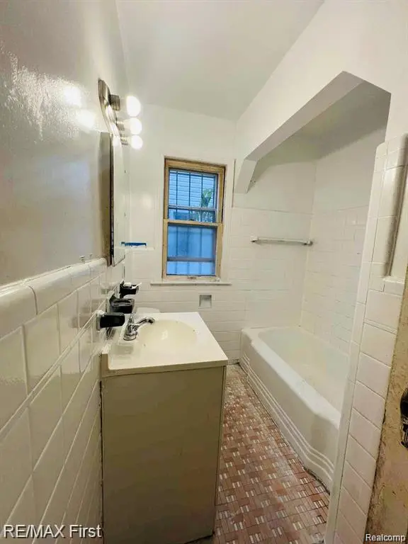 Detroit, MI 48224,8850 Farmbrook ST