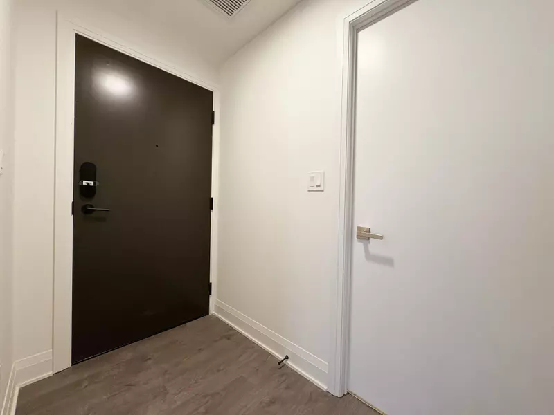 2 Erskine RD #1710, Mississauga, ON L5B 0S1