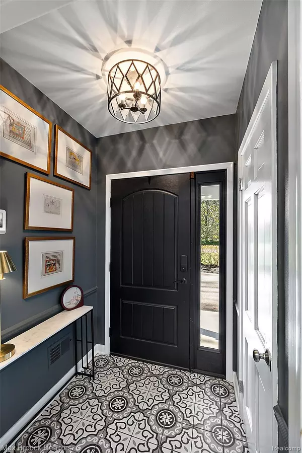 Bloomfield Hills, MI 48304,692 Bennington DR