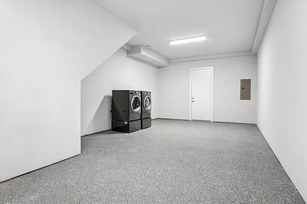 Dallas, TX 75203,381 E Greenbriar Lane #1004