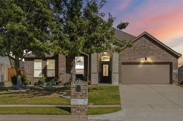 320 Little John Court, Saginaw, TX 76179