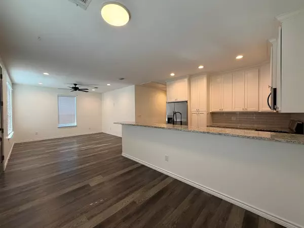 Denison, TX 75020,613 W Parnell