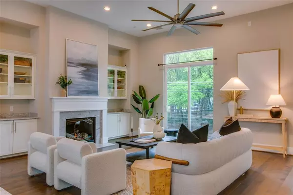 Dallas, TX 75203,381 E Greenbriar Lane #804