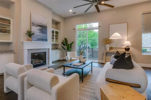 Dallas, TX 75203,381 E Greenbriar Lane #804