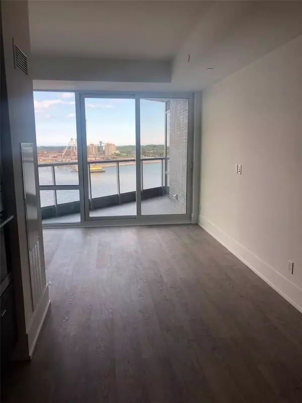 Toronto C08, ON M5A 1L1,1 edgewater DR #621