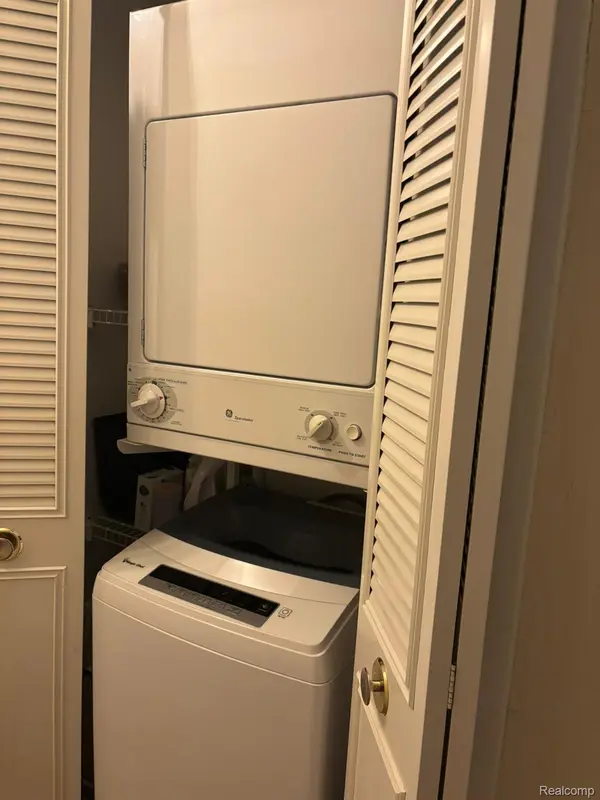 Bloomfield Hills, MI 48304,433 Fox Hills DR S